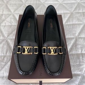 Louis Vuitton Women’s Oxford loafer in black leather Size 8